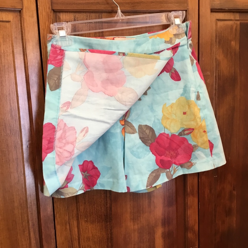 Cache shorts with faux skirt front, no pockets